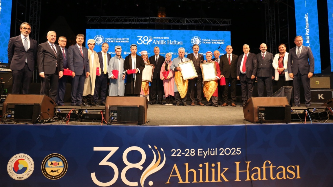 Okulumuz Öğrencisi Yılın Türkiye Çırağı Rahime Nur Altın, Ödülünü Bakan Bolat’tan Aldı